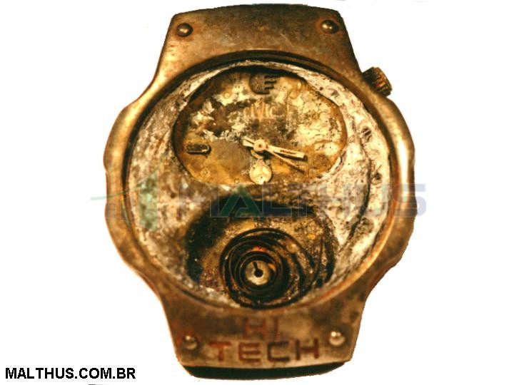 Relógio encontrado entre os restos de um cadáver ignorado carbonizado.
O ponteiro dos minutos estava solto de suas engrenagens, entretanto, o ponteiro das horas ainda marcava o momento do crime, que ocorreu dentro de um porta-malas de um veículo que foi incendiado: por volta das seis ou dezoito horas.
Caso o relógio marcasse o dia, seria possível distinguir se manhã ou tarde.
Naturalmente, seria o horário que o relógio marcava no momento, e este poderia estar marcando uma hora errada!Clique aqui para visualizar a próxima imagem do tópico Por Objetos